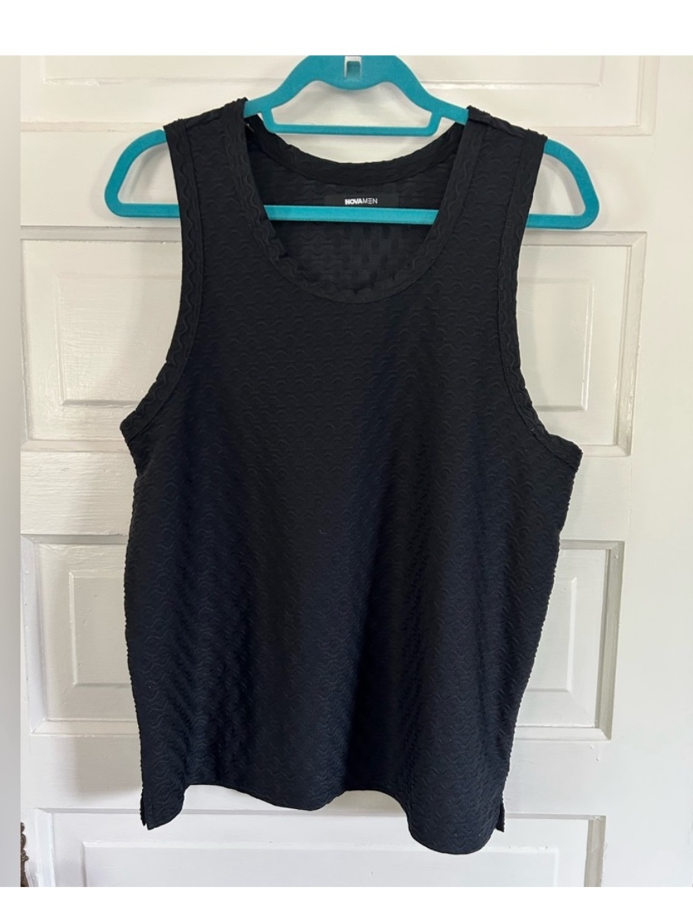 Nova Men Black Textured Sleeveless Tank Top. Size Small